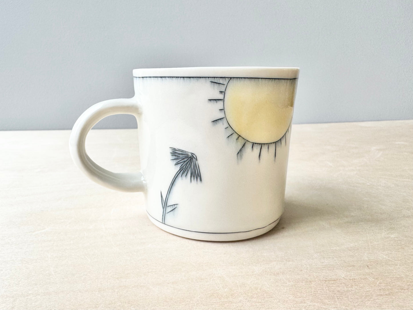Hug & flower w/sun mug (12 oz)